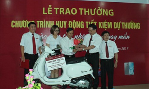 Ông Vương Hồng Lĩnh - Giám đốc Agribank Đắk Lắk trao thưởng khách hàng trúng Giải Đặc biệt 
