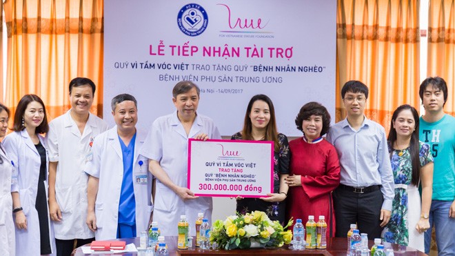 Bà Trần Thị Như Trang – Giám đốc Quỹ Vì tầm vóc Việt trao 300 triệu đồng cho Quỹ Bệnh nhân nghèo Bệnh viện Phụ sản Trung ương