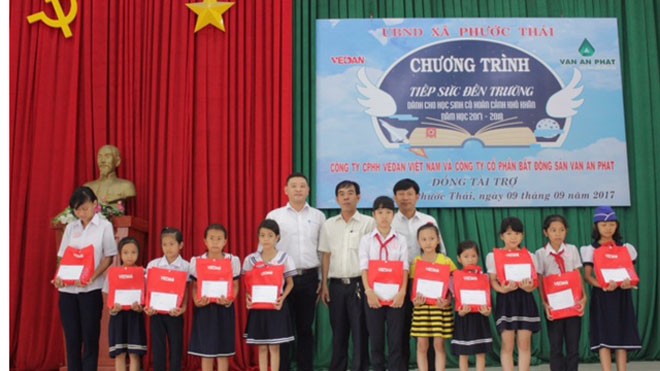 Vedan trao học bổng ‘Tiếp sức đến trường’ cho học sinh xã Phước Thái 
