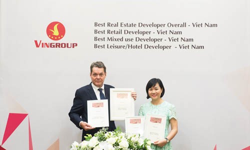 Bà Dương Mai Hoa – Tổng giám đốc Tập đoàn Vingroup nhận giải thưởng do Tạp chí Euromoney trao tặng