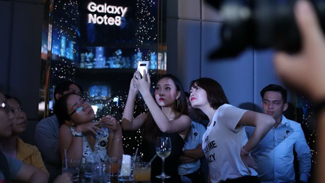 Khách hàng trải nghiệm Samsung Galaxy Note 8 tại TGDĐ