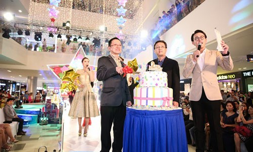 Ông Chang Yeng Cheong - Tổng GĐ VCCD & Ông Phan Thành Duy - GĐ TTTM SC VivoCity cùng nhau cắt bánh kem mừng sinh nhật 2 tuổi SC VivoCity 