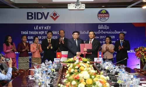 Ông Phan Đức Tú, Tổng Giám đốc BIDV (bên trái) và Ông Phoukhong Chanthachack, Tổng Giám đốc BCEL ký Thỏa thuận hợp tác toàn diện