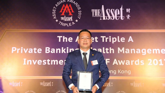Đại diện SeABank nhận giải thưởng “Ngân hàng có dịch vụ quản lý tài sản tốt nhất Việt Nam” (Best Wealth Manager - Rising Star Vietnam” của tạp chí The Asset.