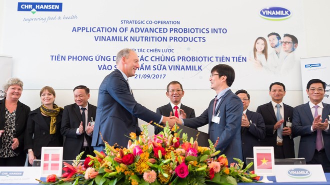 Ông Phan Minh Tiên, giám đốc điều hành marketing Vinamilk và ông Lasse Nagell, phó chủ tịch cấp cao Tập đoàn Chr.Hansen trao thỏa thuận hợp tác tại buổi lễ ký kết.