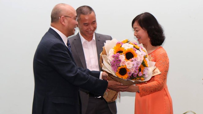 Bà Nguyễn Thị Lệ Nga – đại diện phụ huynh học sinh, sinh viên tặng hoa tri ân cho Ban giám hiệu Nhà trường