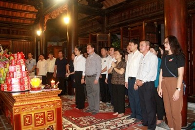 Đoàn dâng hương tưởng nhớ Chủ tịch Hồ Chí Minh tại khu di tích Đền thờ Bác Hồ tại TP Tuyên Quang