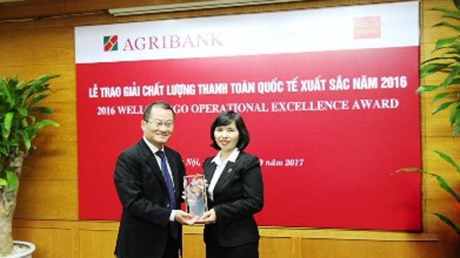 Bà Nguyễn Thị Thu Hà - Trưởng ban Định chế Tài chính Agribank - nhận giải thưởng từ đại diện Wells Fargo 
