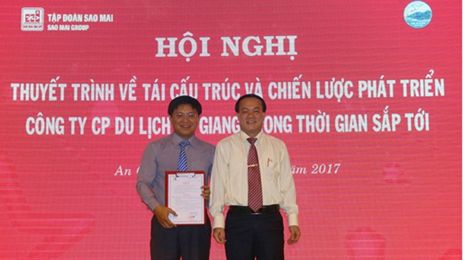 Ông Lê Thanh Thuấn – Chủ tịch HĐQT Tập đoàn Sao Mai thực hiện nghi thức trao quyết định bổ nhiệm tân Tổng Giám đốc Công ty Cổ phần Du lịch An Giang