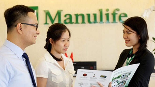 Khách hàng quan tâm các sản phẩm có chia lãi của Manulife. Ảnh: G.Phúc