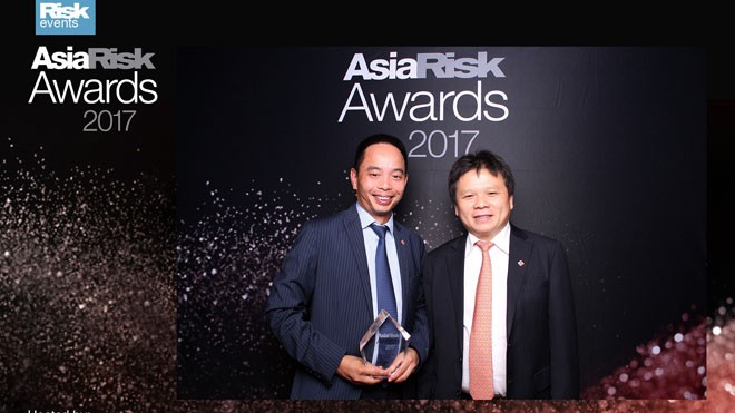 TS Quách Hùng Hiệp (bên phải), Phó Tổng giám đốc BIDV nhận giải thưởng