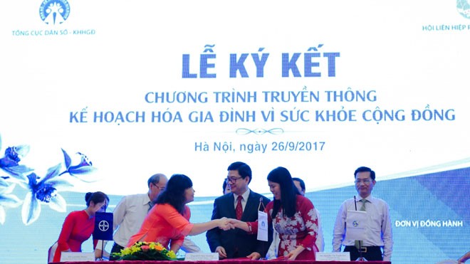(Hàng đầu từ trái qua) - Bà Lynette Moey, Giám đốc Nhánh Dược phẩm của công ty Bayer tại Việt Nam; Ông Đinh Huy Dương, Vụ trưởng Vụ Truyền thông và Giáo dụcTổng cục DS-KHHGĐ, Bộ Y Tế và Bà Nguyễn Thị Tuyết Mai, UV Đoàn Chủ tịch, Trưởng ban Gia đình - Xã h