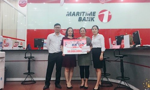 Chị Nguyễn Thị Phượng (thứ hai từ phải sang) đã may mắn nhận được sổ tiết kiệm Maritime Bank 50 triệu đồng đầu tiên của chương trình “Chọn Maritime Bank hôm nay, ngàn ưu đãi mỗi ngày”