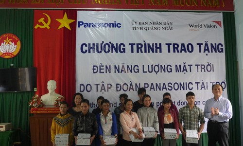 Panasonic trao tặng 1.200 đèn năng lượng mặt trời cho miền Trung