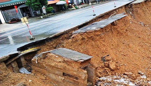Quốc lộ 217 đoạn qua thị trấn Quan Sơn bị hư hỏng nặng. Ảnh: Lam Sơn.