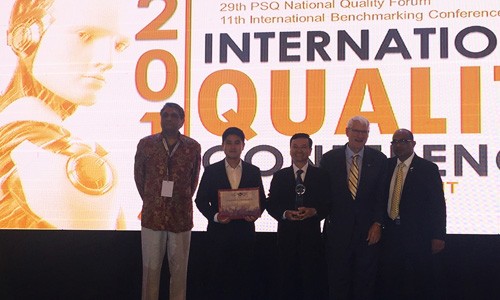 Ông Nguyễn Thanh Trung-Chủ tịch HĐQT kiêm Tổng giám đốc Công ty CP Tôn Đông Á (giữa) trên bục nhận thưởng giải vàng châu Á-Thái Bình Dương