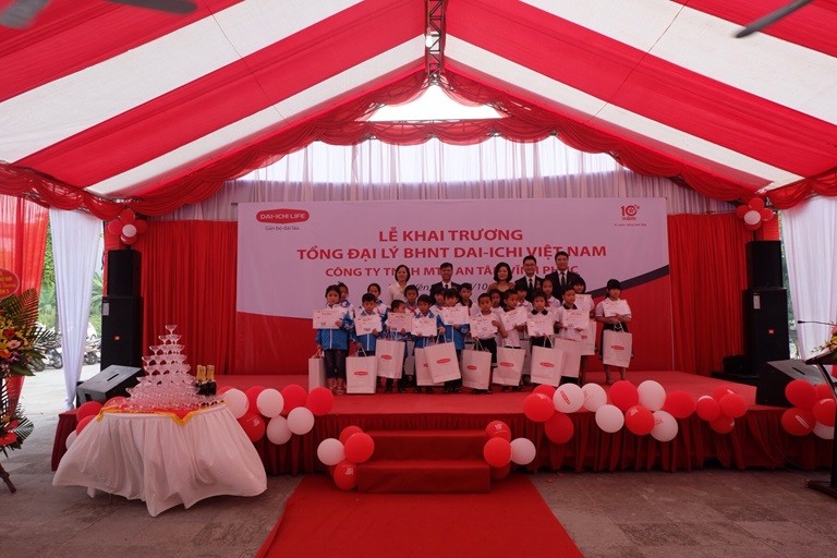 Đại diện Ban lãnh đạo Công ty BHNT Dai-ichi Việt Nam trao học bổng cho các em học sinh hoàn cảnh khó khăn tại TP. Vĩnh Yên, tỉnh Vĩnh Phúc 