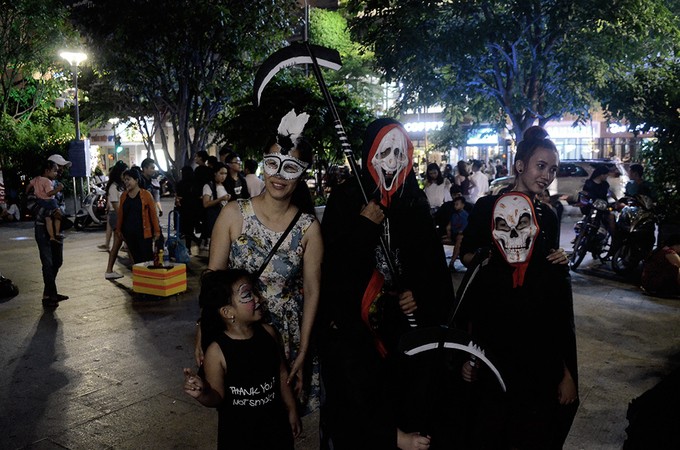 Giới trẻ Sài Gòn tự hóa trang Halloween khiến nhiều người 'ớn lạnh'