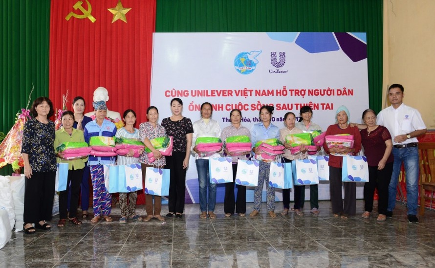 Đại diện Unilever trao tặng các phần quà ý nghĩa cho người dân Thanh Hóa