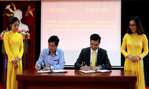 Đại diện Lãnh đạo Cục Thuế Lào Cai và Bưu điện tỉnh ký kết hợp đồng nguyên tắc tiếp tục triển khai ủy nhiệm thu thuế qua bưu điện.