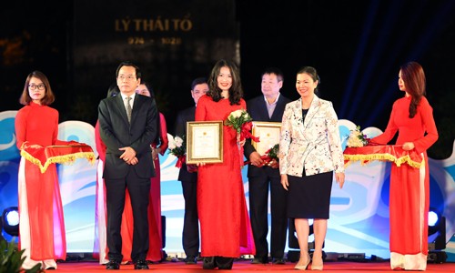 Đại diện Tập đoàn Tân Á Đại Thành nhận danh hiệu Top 1 “Hàng Việt Nam được người tiêu dùng yêu thích năm 2017”.