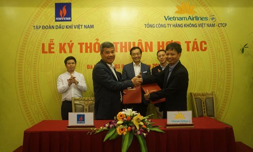 Ông Đỗ Chí Thanh - PTGĐ PVN (trái) và Ông Trịnh Ngọc Thành - PTGĐ VNA (phải) trao thỏa thuận hợp tác