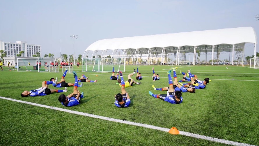 Học viên PVF đang tập luyện tại Trung tâm đào tạo bóng đá trẻ PVF Hưng Yên.
