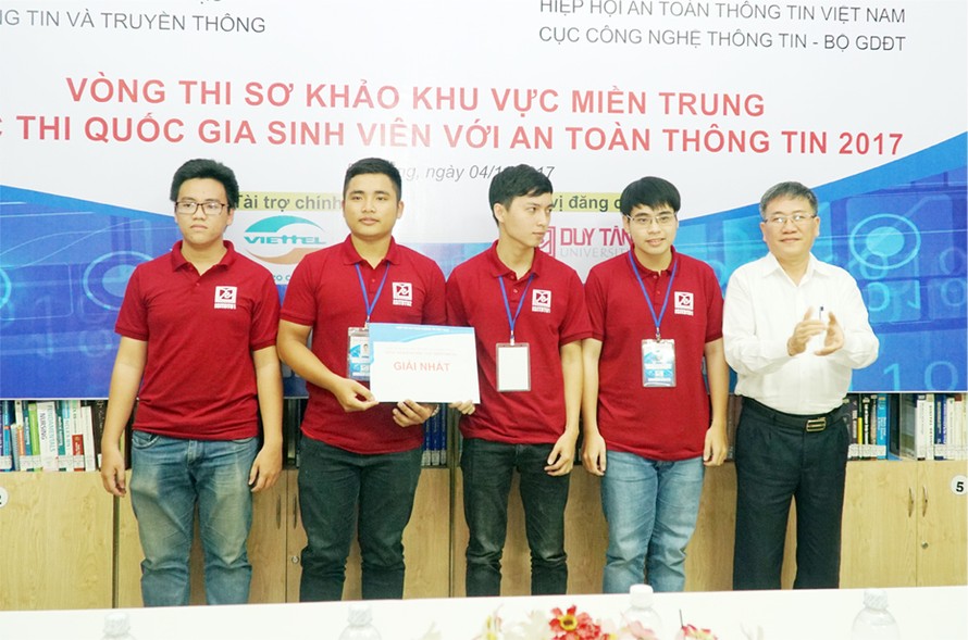 Ông Nguyễn Quang Thanh – Giám đốc Sở Thông tin &Truyền thông Đà Nẵng trao giải Nhất cho đội tuyển ISIT-DTU 1 của ĐH Duy Tân