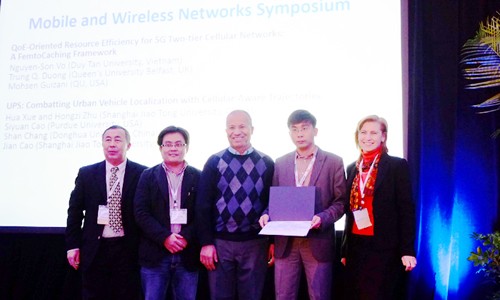 TS. Dương Quang Trung (thứ 2 từ phải sang) và TS. Võ Nguyên Sơn (thứ 2 từ trái sang) nhận Giải thưởng Công trình Nghiên cứu Xuất sắc Nhất tại Hội nghị IEEE GLOBECOM 2016 ở Washington D.C., Mỹ