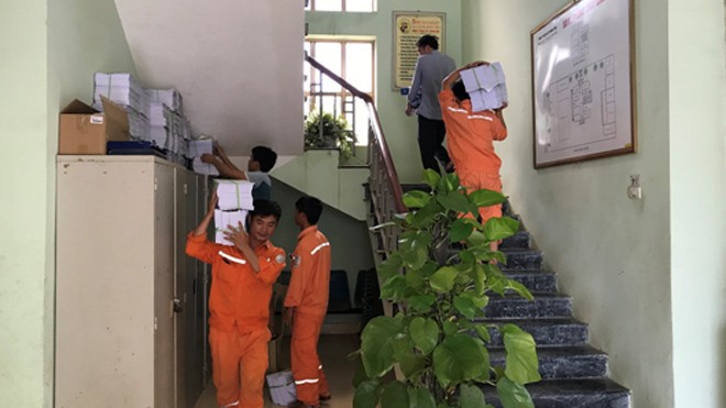 Công nhân Điện lực Thuận Thành (PC Thanh Hóa) sơ tán tài liệu trước khi cơn bão số 10 đổ bộ