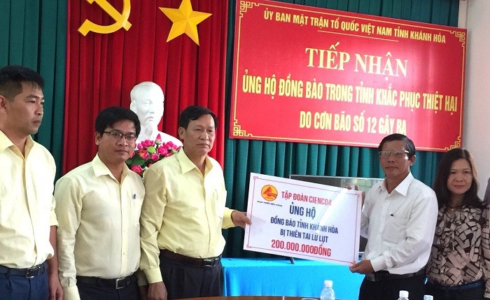 Ông Trần Văn Chín, Phó TGĐ Tập đoàn Cienco 4 (thứ 3 từ trái qua) trao số tiền 200 triệu đồng ủng hộ cho đại diện tỉnh Khánh Hòa