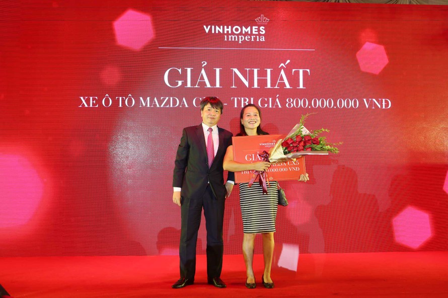 Ông Hoàng Văn Sơn - Đại điện Chủ đầu tư Vingroup trao thưởng cho chị Lê Thị Thu Hương