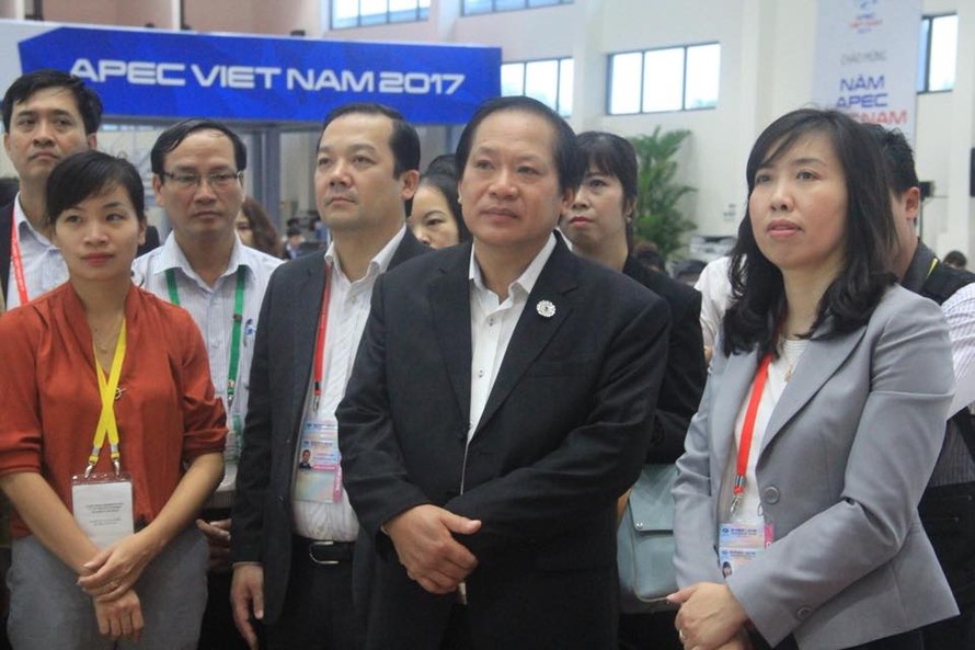 Bộ trưởng Bộ Thông tin – Truyền thông Trương Minh Tuấn và lãnh đạo VNPT kiểm tra công tác đảm bảo thông tin liên lạc dịp APEC tại Trung tâm báo chí