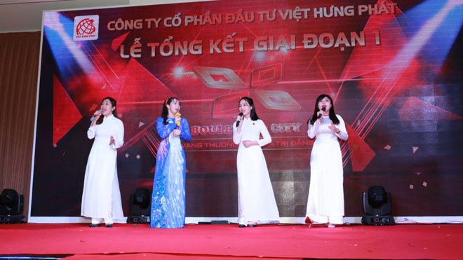 Các thành viên Việt Hưng Phát cháy hết mình với những tiết mục văn nghệ đặc sắc.