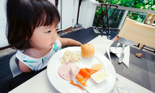 Trẻ suy dinh dưỡng, thấp còi lại thêm biếng ăn khiến các bậc phụ huynh không ngừng lo lắng