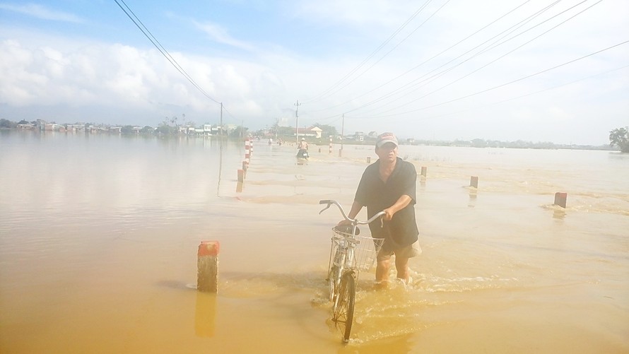 Tuyến tỉnh lộ, đường nông thôn nằm cuối nguồn sông Côn liên thông 2 huyện Tuy Phước và Phù Cát bị lũ nhấn chìm