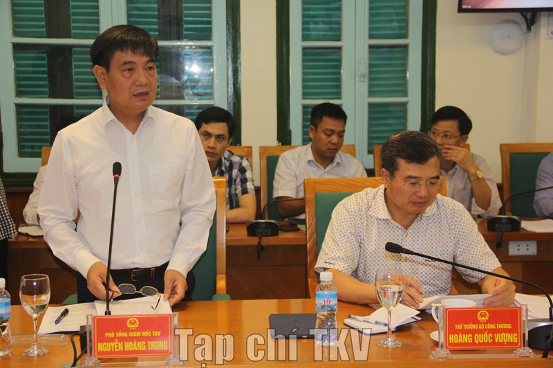 Phó TGĐ Tập đoàn TKV Nguyễn Hoàng Trung báo cáo về tình hình SXKD