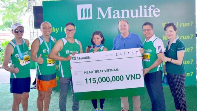 Ông Paul Nguyễn, Tổng Giám đốc Manulife Việt Nam (đứng thứ ba từ trái sang) trao bảng tài trợ cho tổ chức Nhịp Tim Việt Nam