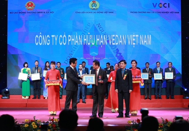 Đại diện công ty Vedan, ông Kuo Ting Hung nhận giải thưởng từ ban tổ chức 