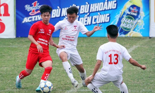 Pha tranh bóng giữa cầu thủ THPT Nguyễn Thị Minh Khai và THPT Trần Quốc Tuấn