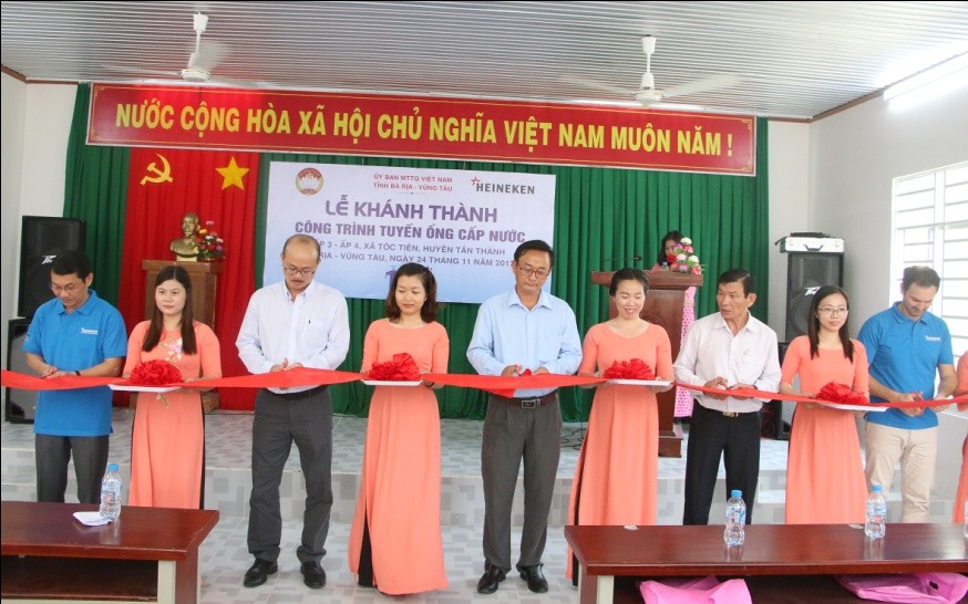 Ông Trần Minh Triết - Phó TGĐ Điều hành HEINEKEN Việt Nam, đại diện chính quyền và người dân cắt băng khánh thành công trình nước