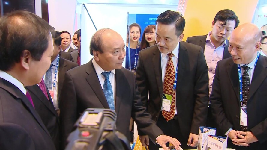 Thủ tướng Nguyễn Xuân Phúc thăm gian triển lãm của MobiFone tại Hội thảo Smart Industry World 2017