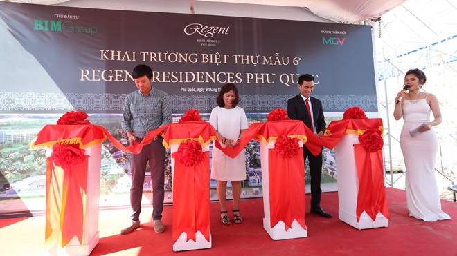 Đại diện chủ đầu tư, khách hàng cùng đơn vị phân phối độc quyền MGV cắt băng khánh thành biệt thự mẫu Regent Residences Phu Quoc