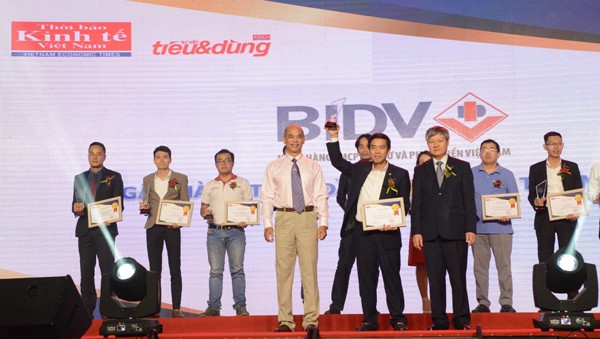 Đại diện BIDV nhận giải thưởng