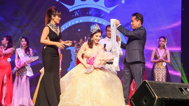 Hoa hậu áo dài Kiều Khanh và nhiếp ảnh gia Huy Khiêm lên trao vương miện Hoa hậu cho Neylan Ngoan Trần trong thời khắc đáng nhớ của cuộc đời