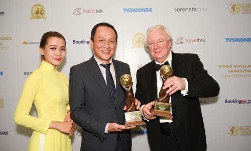 Ông Lê Hồng Hà - Phó Tổng giám đốc Vietnam Airlines - đại diện Vietnam Airlines nhận giải thưởng của World Travel Awards