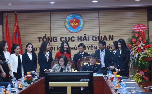 Bà Nguyễn Thu Hoa, Phó Tổng Giám đốc LienVietPostBank, đại diện LienVietPostBank,và ông Nguyễn Danh Thái, Phó Tổng cục trưởng Tổng cục Hải quan (đại diện Tổng cục Hải quan) tham gia ký kết thỏa thuận hợp tác. 