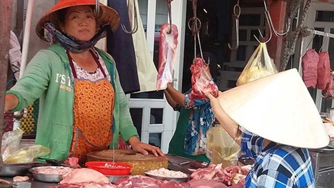 Các cửa hàng thịt tươi được bày bán ở chợ trên địa bàn TP. HCM