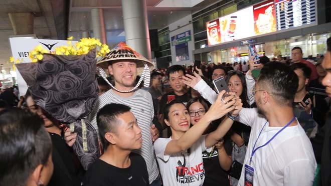 Amrin van Buuren được đông đảo fan vây quanh tặng hoa chào đón tại sân bay 