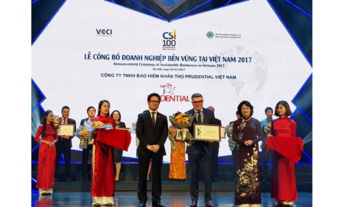 Đại diện công ty Prudential nhận giải thưởng “Top 10 Doanh nghiệp Bền vững Việt Nam 2017”